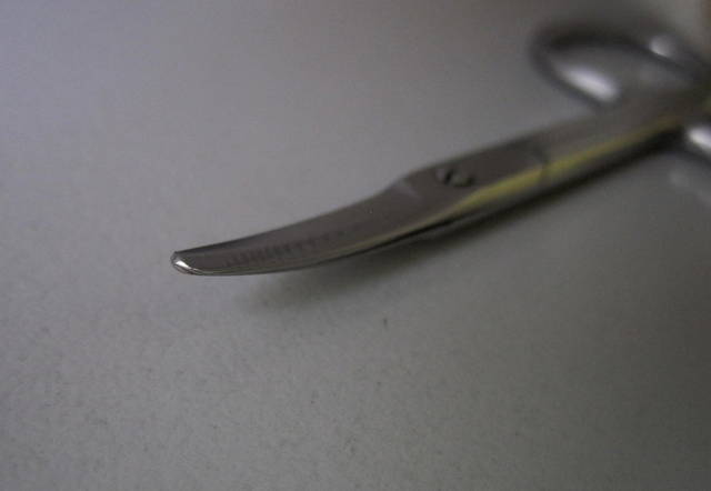 ножницы для вырезания калоприемника